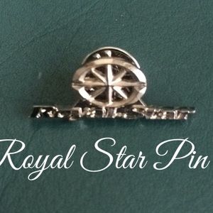 ⭐️Small Royal Pin ⭐️